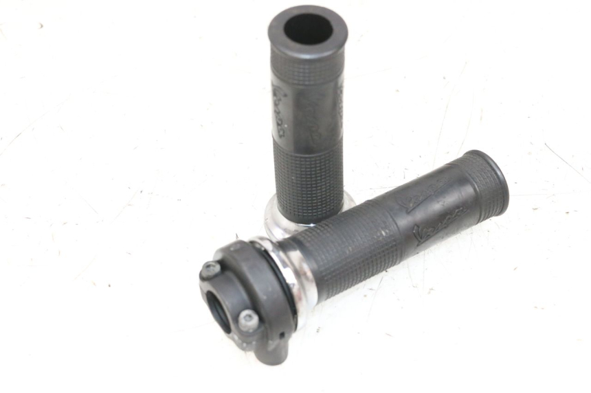 photo de MANOPOLE DELL'ACCELERATORE PIAGGIO VESPA GTS SUPER IE 125 (2009 - 2016) - Vista principale