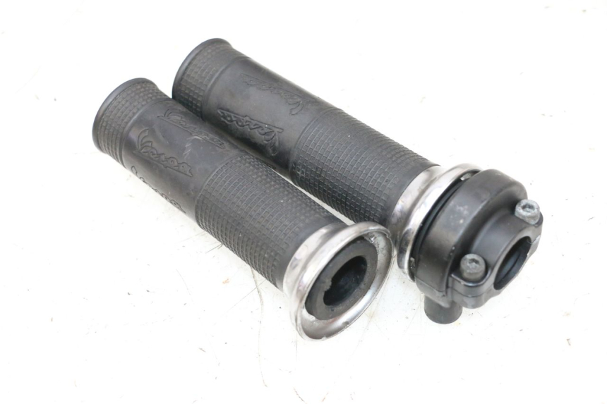 photo de MANOPOLE DELL'ACCELERATORE PIAGGIO VESPA GTS SUPER IE 125 (2009 - 2016) - Altra angolazione