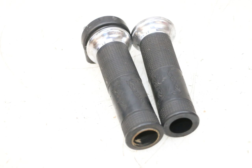 photo de MANOPOLE DELL'ACCELERATORE PIAGGIO VESPA GTS SUPER IE 125 (2009 - 2016) - Primo piano tecnico