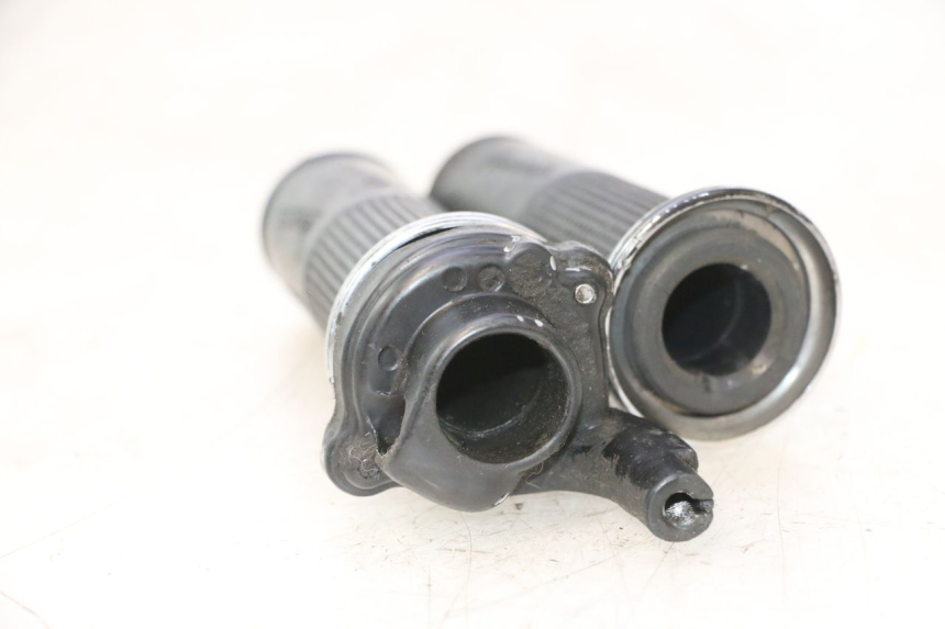 photo de MANOPOLE DELL'ACCELERATORE PIAGGIO VESPA LX 2T 50 (2005 - 2013) - Zoom sullo stato d'uso