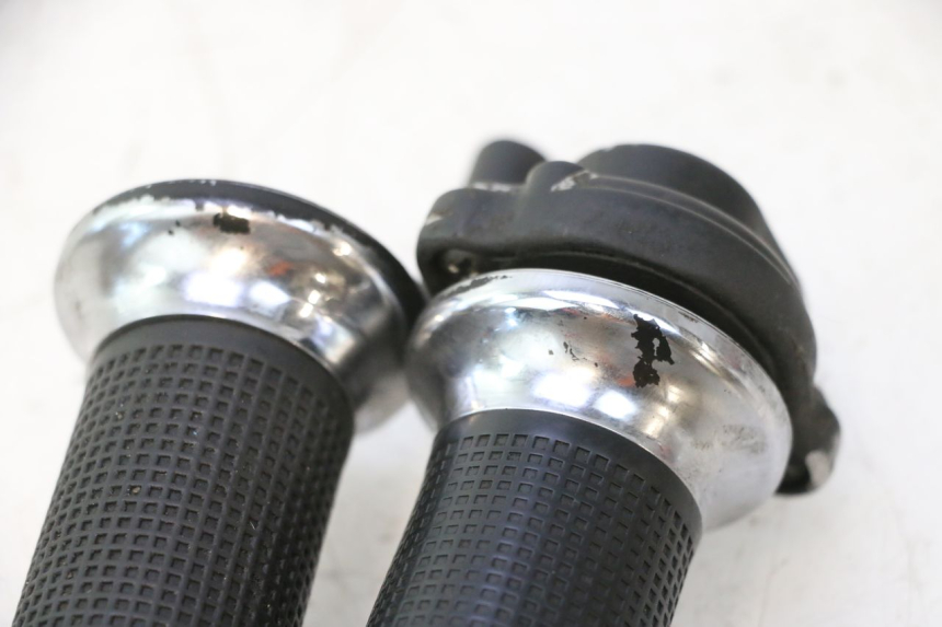 photo de MANOPOLE DELL'ACCELERATORE PIAGGIO VESPA LX 2T 50 (2005 - 2013) - Primo piano tecnico