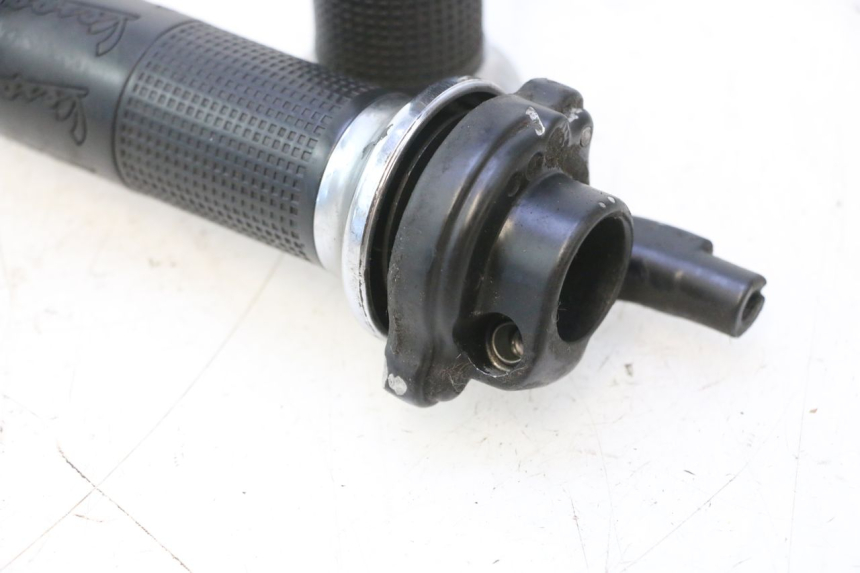 photo de MANOPOLE DELL'ACCELERATORE PIAGGIO VESPA LX 2T 50 (2005 - 2013) - Stato della superficie e materiale