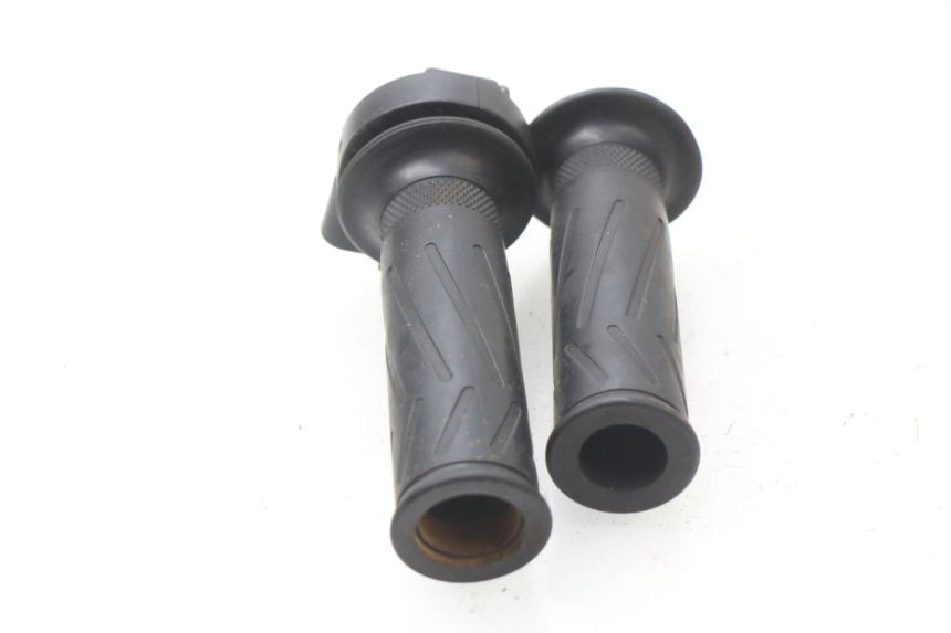 photo de MANOPOLE DELL'ACCELERATORE YAMAHA XMAX X-MAX 125 (2006 - 2009) - Altra angolazione