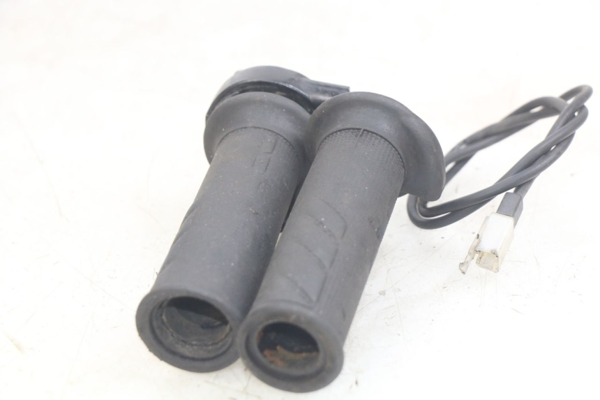 photo de MANOPOLE DELL'ACCELERATORE YAMAHA X-MAX XMAX 250 (2006 - 2009) - Altra angolazione