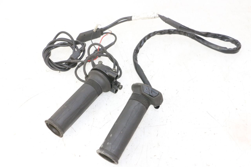 photo de MANOPOLE DELL'ACCELERATORE YAMAHA XMAX X-MAX 125 (2006 - 2009) - Vista principale