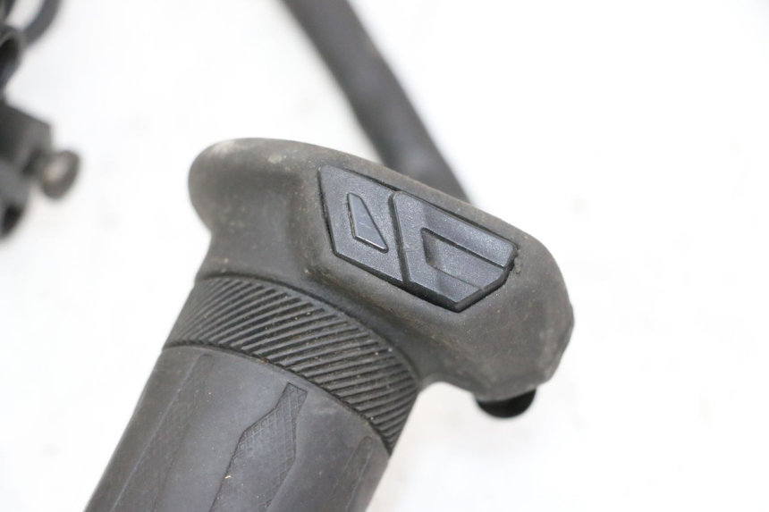 photo de MANOPOLE DELL'ACCELERATORE YAMAHA XMAX X-MAX 125 (2006 - 2009) - Altra vista dell'articolo