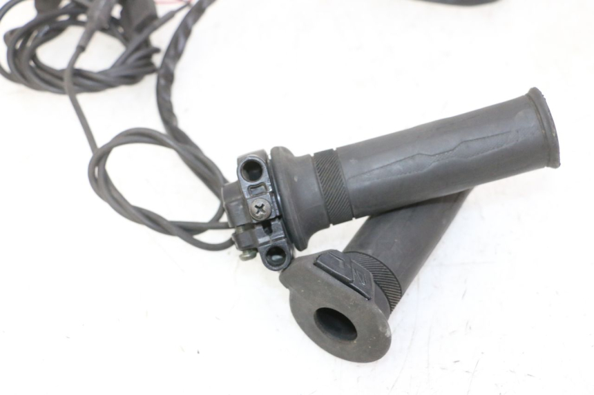 photo de MANOPOLE DELL'ACCELERATORE YAMAHA XMAX X-MAX 125 (2006 - 2009) - Zoom sullo stato d'uso