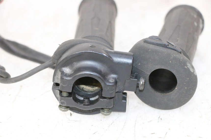 photo de MANOPOLE DELL'ACCELERATORE YAMAHA XMAX X-MAX 125 (2006 - 2009) - Altra angolazione