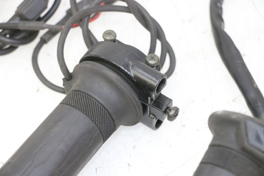 photo de MANOPOLE DELL'ACCELERATORE YAMAHA XMAX X-MAX 125 (2006 - 2009) - Marcature e riferimenti originali