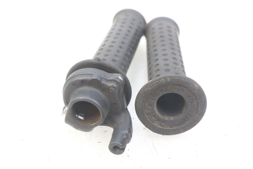 photo de MANOPOLE DELL'ACCELERATORE PIAGGIO X8 125 (2004 - 2007) - Zoom sullo stato d'uso