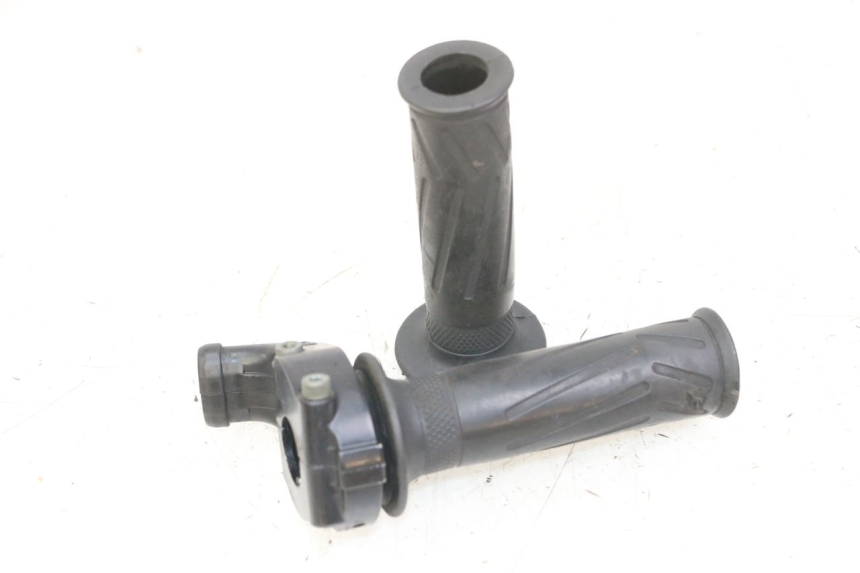 photo de MANOPOLE DELL'ACCELERATORE YAMAHA FZS FAZER 600 (2001 - 2003) - Vista principale