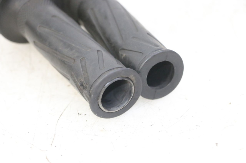 photo de MANOPOLE DELL'ACCELERATORE YAMAHA FZS FAZER 600 (2001 - 2003) - Stato della superficie e materiale