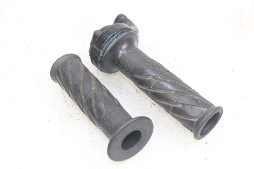 photo de MANOPOLE DELL'ACCELERATORE YAMAHA YZF R THUNDERCAT 600 (1996 - 2003) - Dettaglio del componente