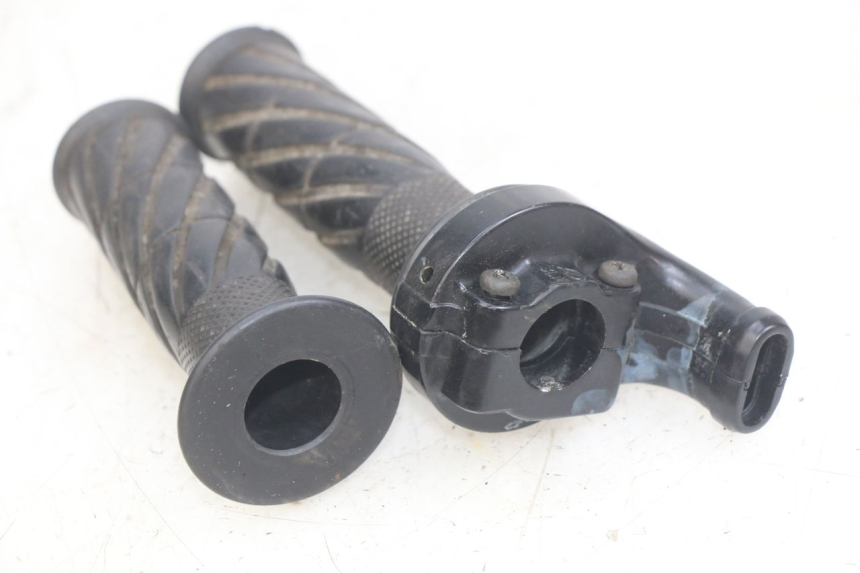 photo de MANOPOLE DELL'ACCELERATORE YAMAHA YZF R THUNDERCAT 600 (1996 - 2003) - Zoom sullo stato d'uso