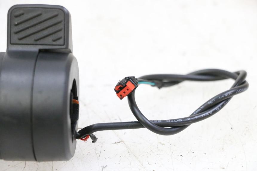 photo de ACCELERATORE SEGWAY NINEBOT ZT3 PRO 1 - Stato della superficie e materiale