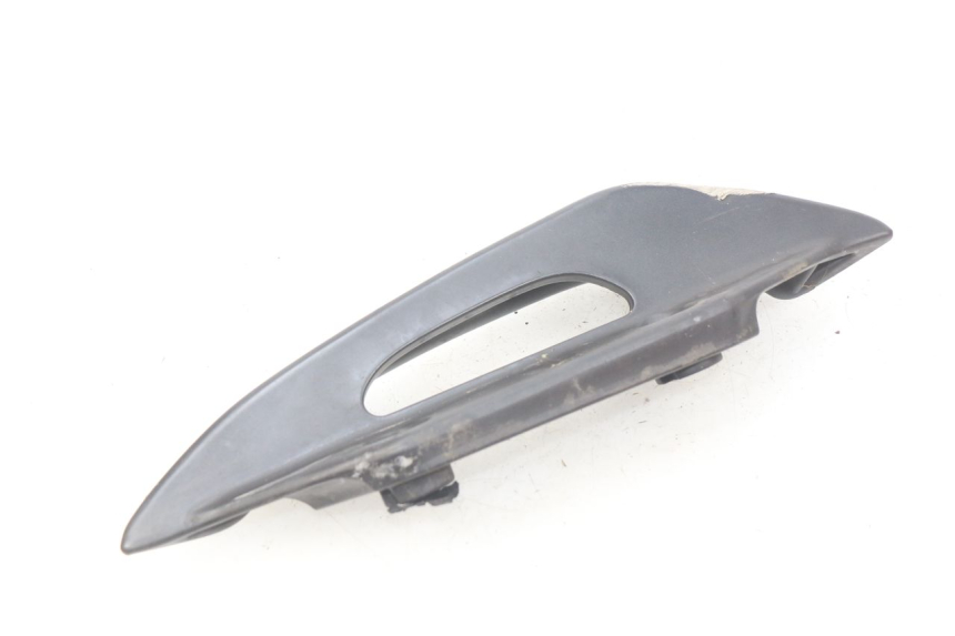 photo de MANIGLIA POSTERIORE DESTRA SUZUKI BURGMAN 125 (2007 - 2014) - Primo piano tecnico