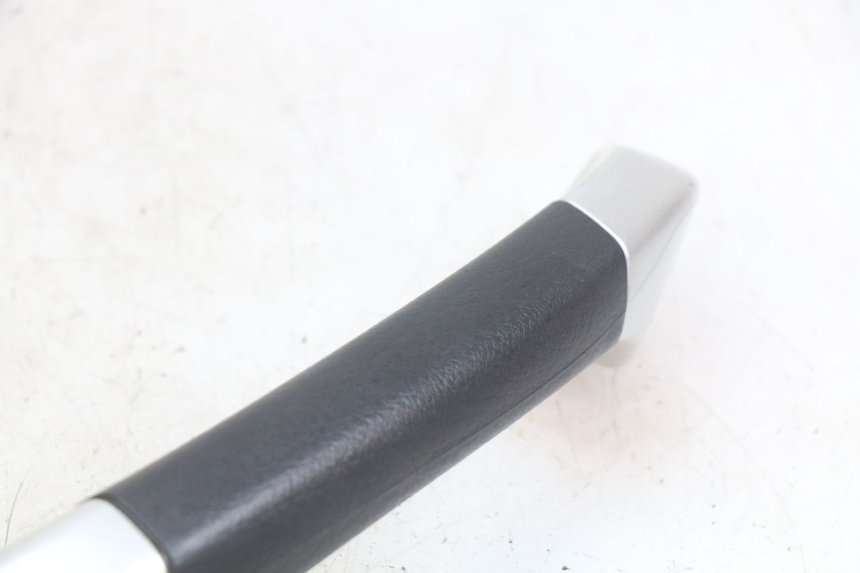 photo de MANIGLIA POSTERIORE DESTRA PIAGGIO MP3 LT 400 (2007 - 2012) - Dettaglio del componente