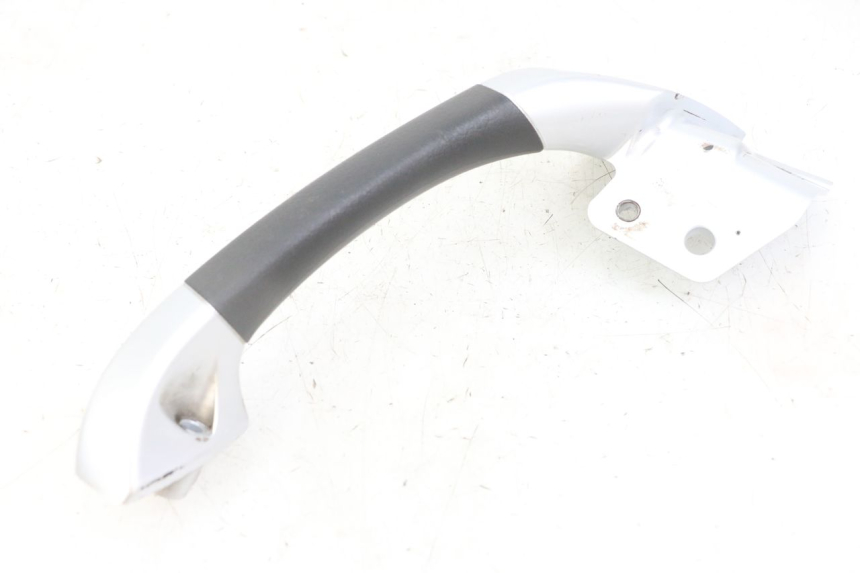 photo de MANIGLIONE DESTRO PIAGGIO MP3 LT 300 (2010 - 2016) - Dettagli dei punti di fissaggio