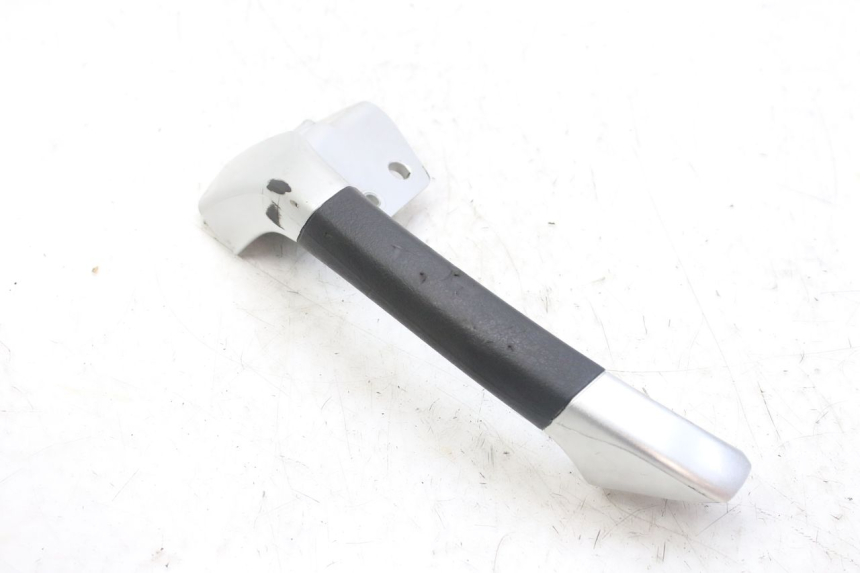 photo de MANIGLIA POSTERIORE DESTRA PIAGGIO MP3 RL 250 (2006 - 2010) - Primo piano tecnico