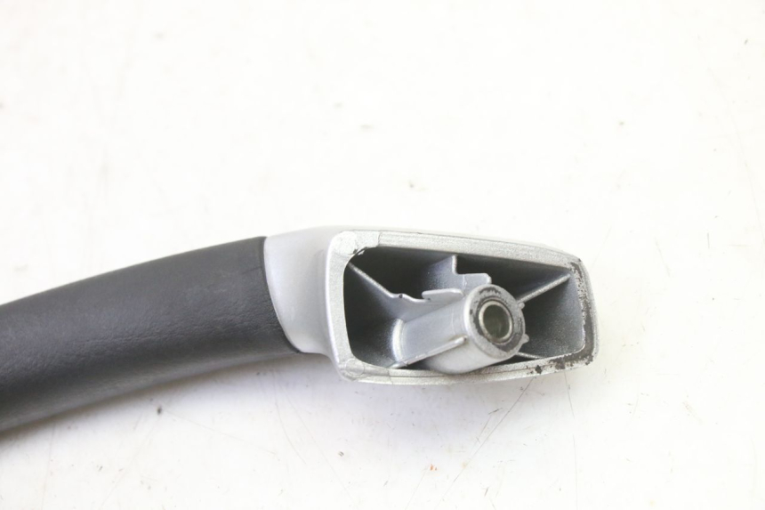 photo de MANIGLIA POSTERIORE DESTRA PIAGGIO MP3 RL 250 (2006 - 2010) - Dettagli dei punti di fissaggio