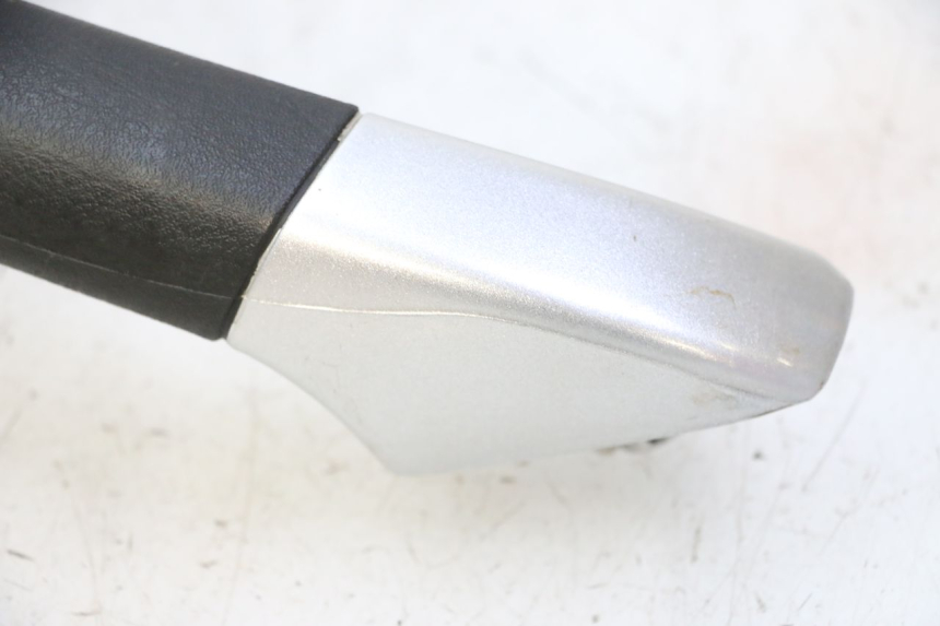 photo de MANIGLIA POSTERIORE DESTRA PIAGGIO MP3 RL 250 (2006 - 2010) - Dettagli dei punti di fissaggio