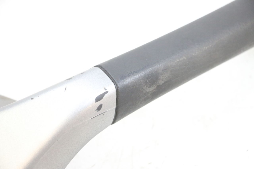 photo de MANIGLIONE DESTRO PIAGGIO MP3 125 (2006 - 2014) - Dettagli dei punti di fissaggio