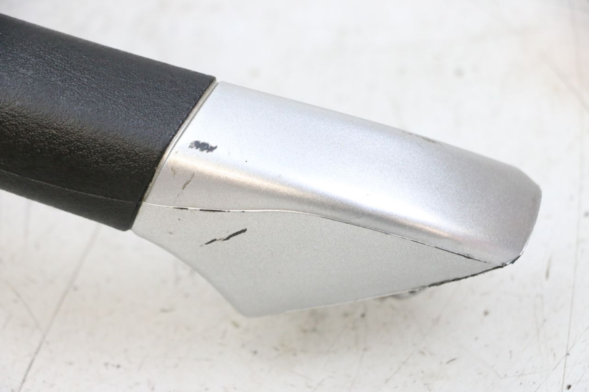 photo de MANIGLIA POSTERIORE DESTRA PIAGGIO MP3 LT 400 (2007 - 2012) - Dettagli dei punti di fissaggio