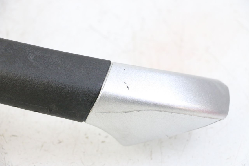 photo de MANIGLIA POSTERIORE DESTRA PIAGGIO MP3 LT 400 (2007 - 2012) - Stato della superficie e materiale