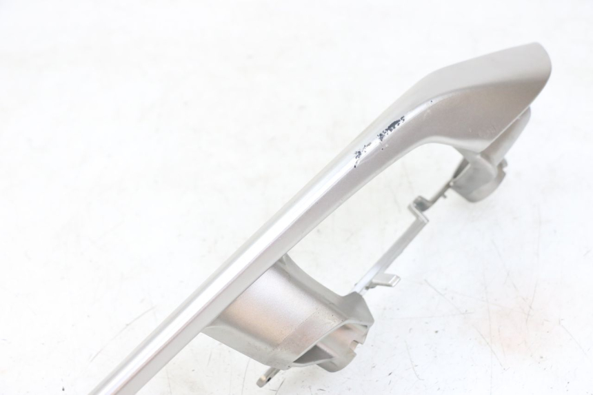 photo de MANIGLIA POSTERIORE DESTRA YAMAHA XMAX X-MAX ABS 125 (2017 - 2020) - Dettaglio del componente