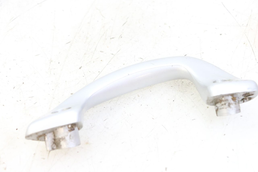 photo de MANIGLIA POSTERIORE DESTRA YAMAHA NEOS NEO'S 4T 50 (2008 - 2016) - Altra angolazione