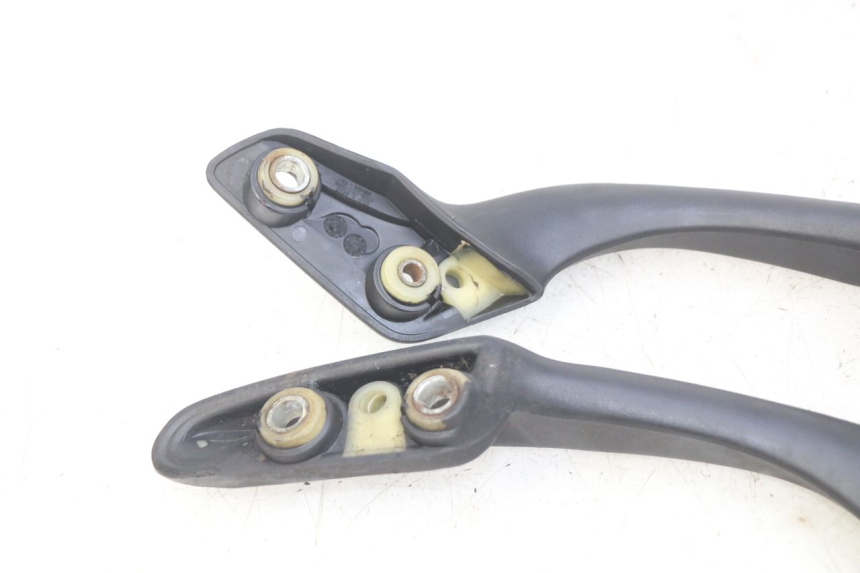 photo de MANIGLIA POSTERIORE HONDA FES PANTHEON 2T 125 (1998 - 2002) - Stato della superficie e materiale