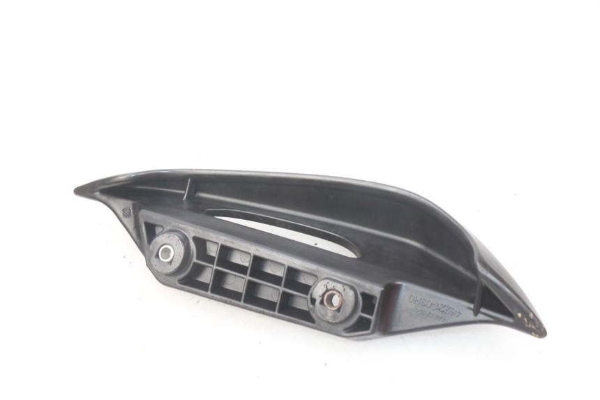 photo de MANIGLIA POSTERIORE SINISTRA SUZUKI BURGMAN 125 (2007 - 2014) - Primo piano tecnico