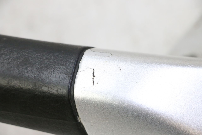 photo de MANIGLIA POSTERIORE SINISTRA PIAGGIO MP3 RL 250 (2006 - 2010) - Primo piano tecnico