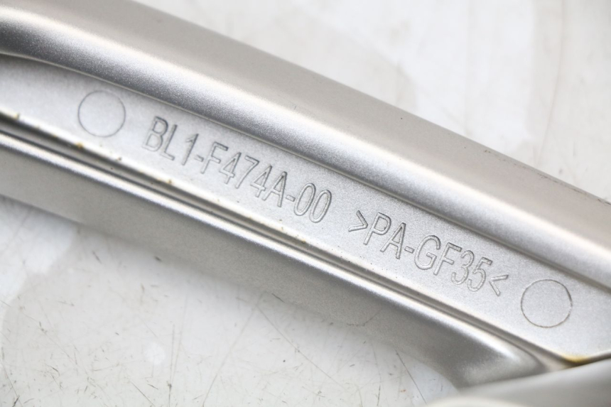 photo de MANIGLIA POSTERIORE SINISTRA YAMAHA XMAX X-MAX ABS 125 (2017 - 2020) - Stato della superficie e materiale