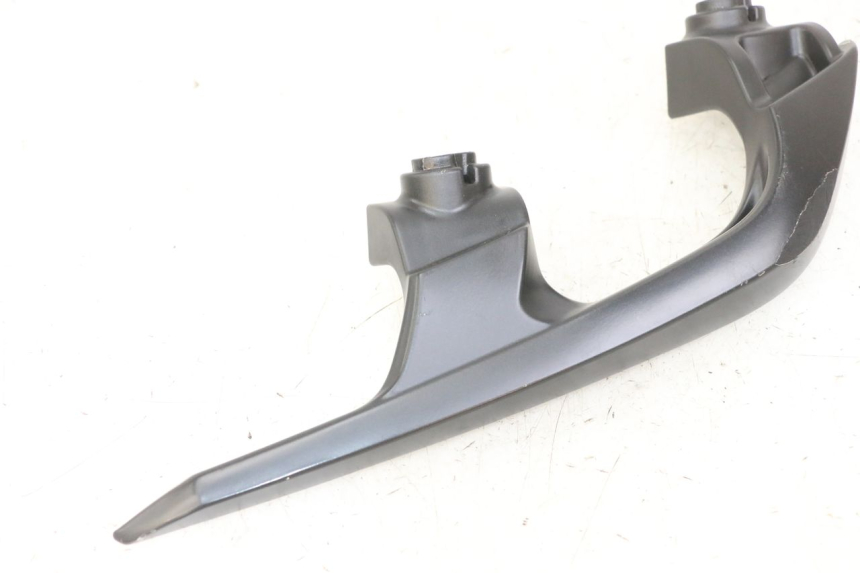 photo de MANIGLIA POSTERIORE SINISTRA YAMAHA X-MAX XMAX 125 (2010 - 2013) - Altra angolazione