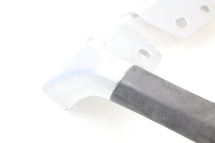 photo de MANOPOLE POSTERIORI PIAGGIO MP3 LT 300 (2010 - 2016) - Dettagli dei punti di fissaggio