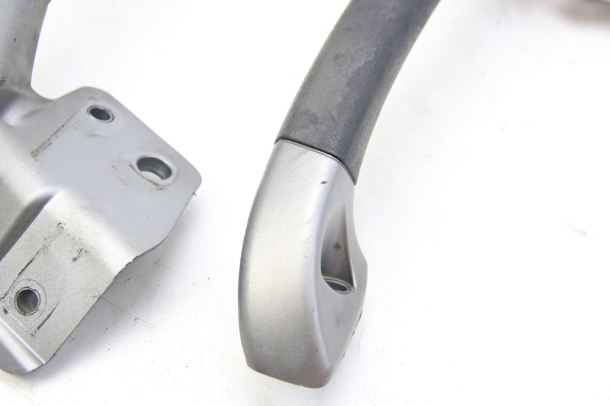 photo de MANIGLIA POSTERIORE PIAGGIO MP3 125 (2006 - 2014) - Dettagli dei punti di fissaggio