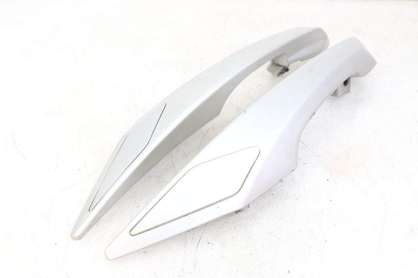 photo de MANIGLIA POSTERIORE PEUGEOT SATELIS 125 (2010 - 2012) - Dettaglio del componente