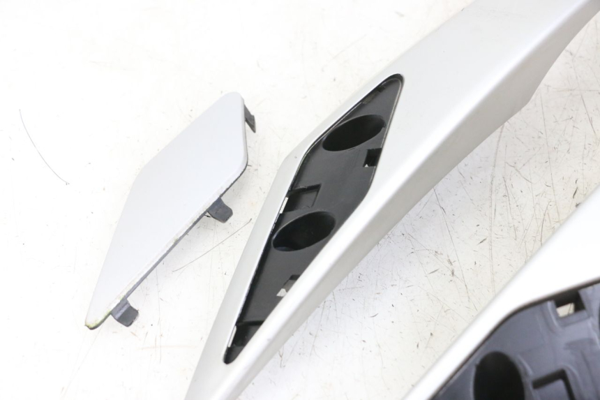 photo de MANIGLIA POSTERIORE PEUGEOT SATELIS 125 (2010 - 2012) - Zoom sui componenti