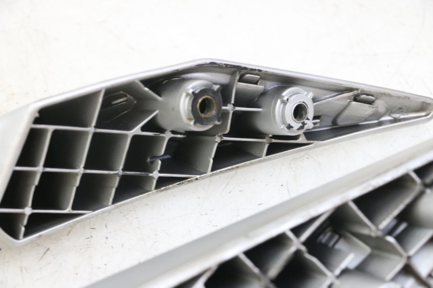 photo de MANIGLIA POSTERIORE PEUGEOT SATELIS 125 (2010 - 2012) - Primo piano tecnico