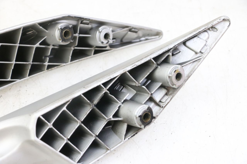 photo de MANIGLIA POSTERIORE PEUGEOT SATELIS 125 (2010 - 2012) - Vista d'insieme del prodotto