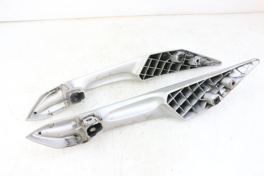 photo de MANIGLIA POSTERIORE PEUGEOT SATELIS 125 (2010 - 2012) - Dettagli dei punti di fissaggio