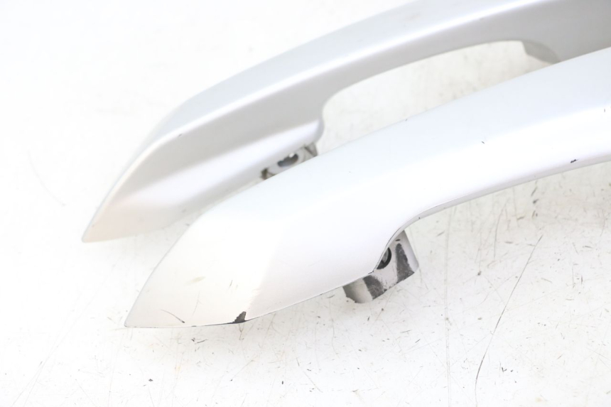 photo de MANIGLIA POSTERIORE PEUGEOT SATELIS 125 (2010 - 2012) - Stato della superficie e materiale