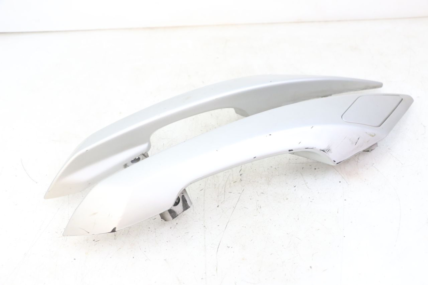 photo de MANIGLIA POSTERIORE PEUGEOT SATELIS 125 (2010 - 2012) - Marcature e riferimenti originali