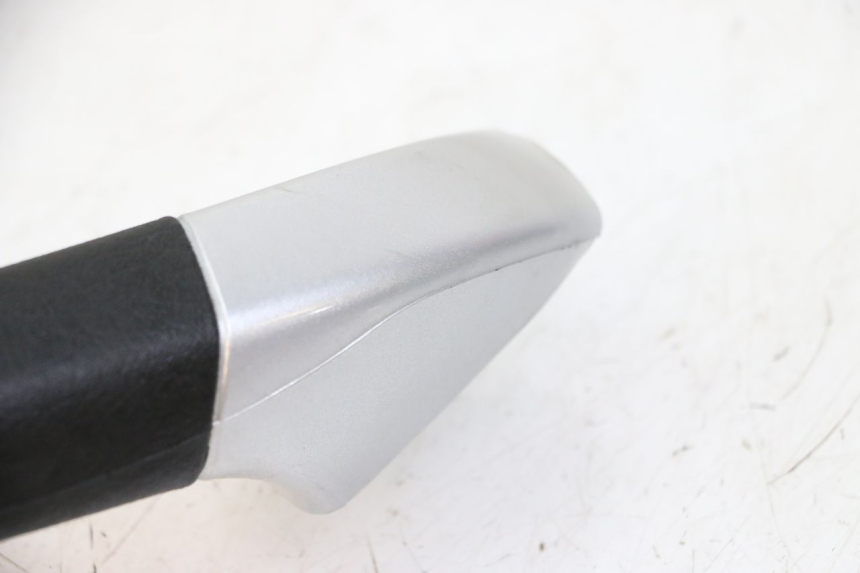 photo de MANIGLIA POSTERIORE PIAGGIO MP3 LT 400 (2007 - 2012) - Dettagli dei punti di fissaggio