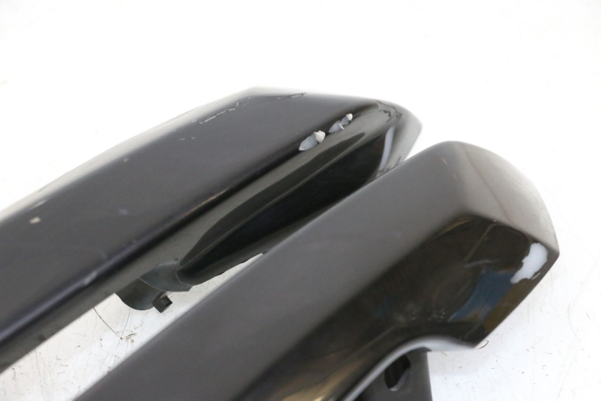 photo de MANIGLIA POSTERIORE PEUGEOT SATELIS 125 (2010 - 2012) - Primo piano ad alta risoluzione