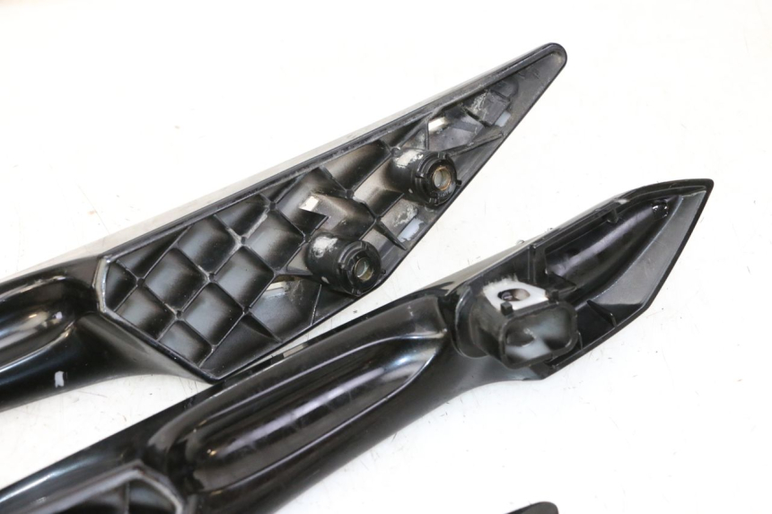 photo de MANIGLIA POSTERIORE PEUGEOT SATELIS 125 (2010 - 2012) - Dettagli dei punti di fissaggio