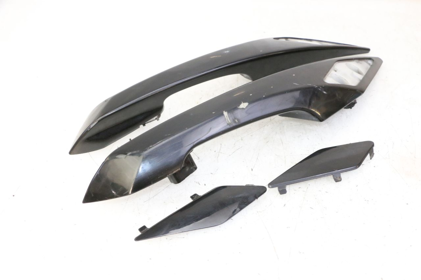 photo de MANIGLIA POSTERIORE PEUGEOT SATELIS 125 (2010 - 2012) - Marcature e riferimenti originali