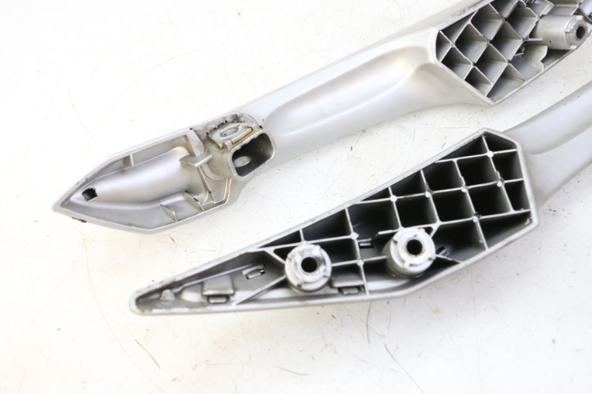 photo de MANIGLIA POSTERIORE PEUGEOT SATELIS 125 (2006 - 2009) - Altra angolazione