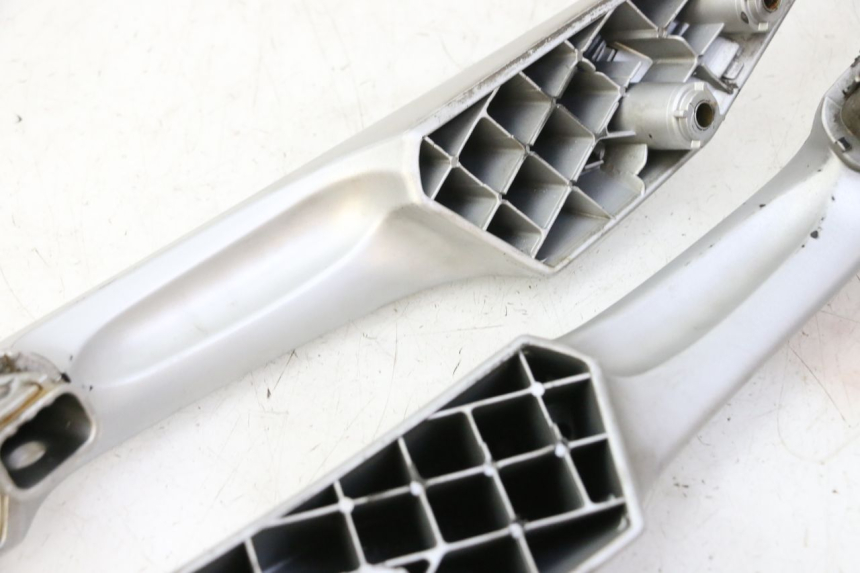 photo de MANIGLIA POSTERIORE PEUGEOT SATELIS 125 (2006 - 2009) - Primo piano tecnico